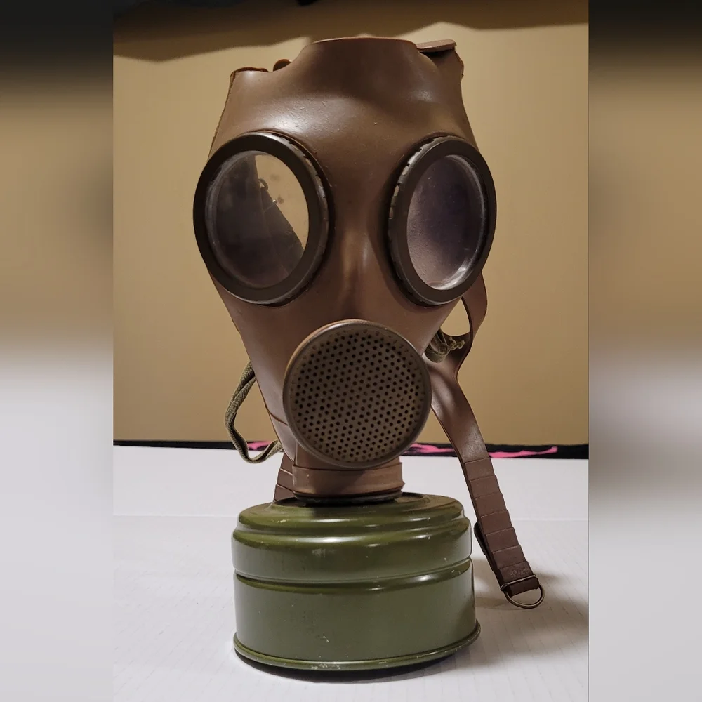 Gas Mask - Picture 1 of 2